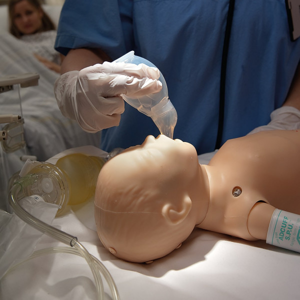 Użycie ssaka ręcznego Pingwin na symulatorze niemowlęcia